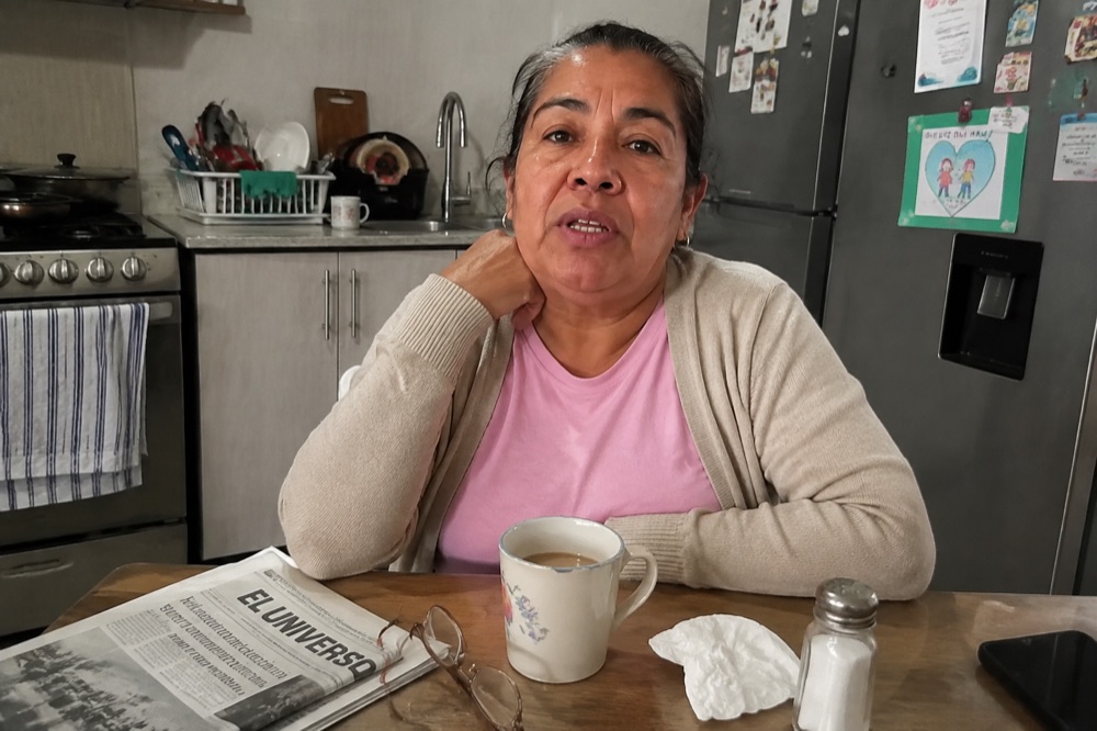 Bertha Ramírez at her kitchen table
